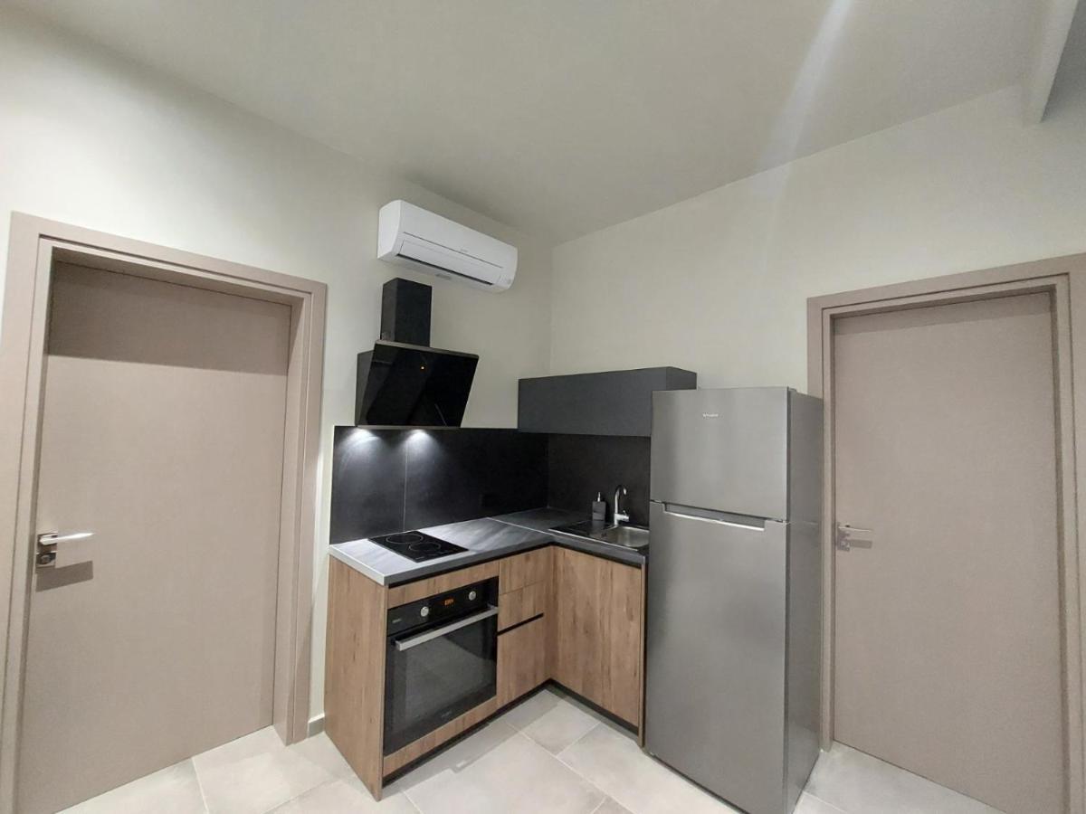 Rea'S Luxury Apartments Stoúpa Exterior photo
