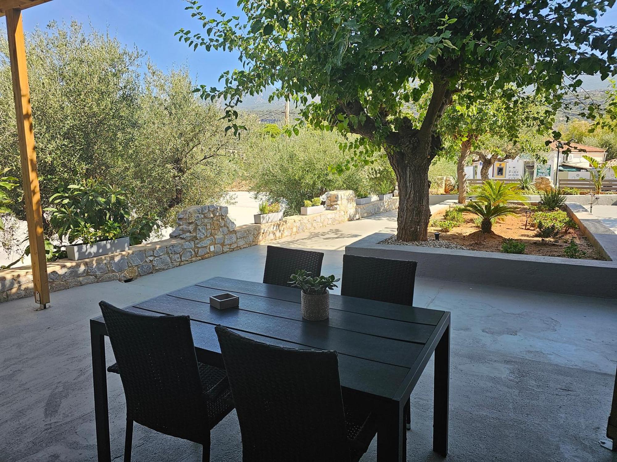 Rea'S Luxury Apartments Stoúpa Exterior photo